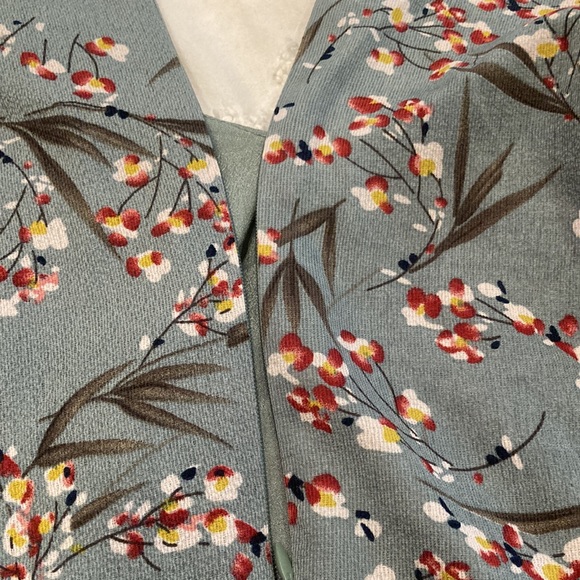 Belongsci medium boutique floral V-neck dress! Cottage core ruffled sleeve - Picture 5 of 6